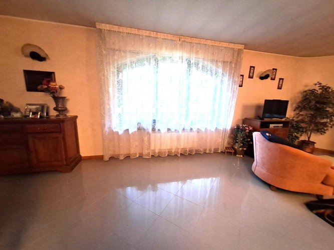 VILLA SINGOLA DI AMPIA METRATURA! Oltre il Colle