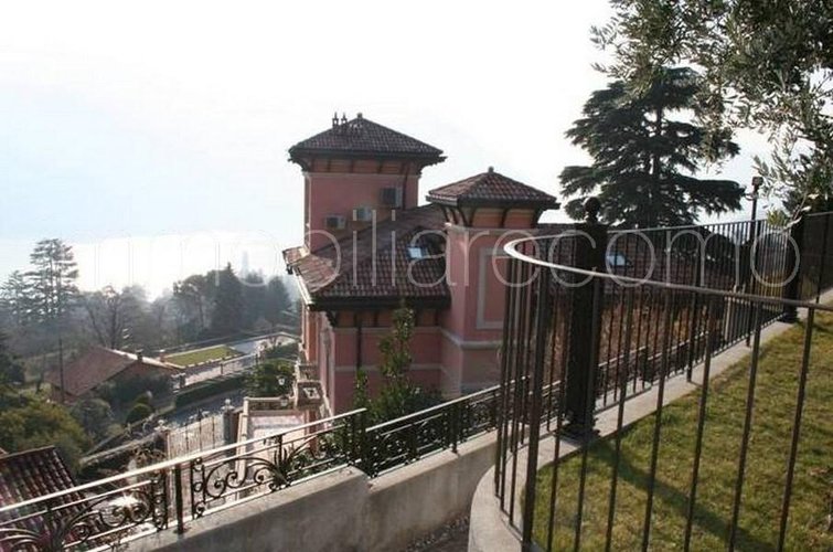 Cernobbio prestigiosa villa in posizione panoramica Cernobbio