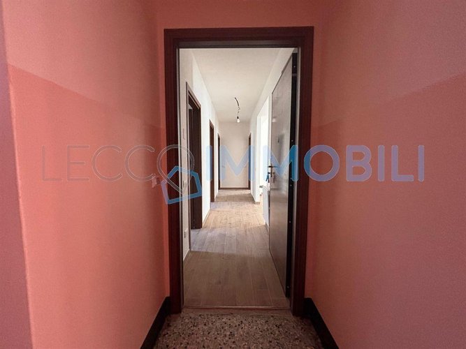 LECCO VIA PARTIGIANI - PIANO TERRA - TRILOCALE CON AMPIO TERRAZZO E POSTO AUTO SCOPERTO Lecco