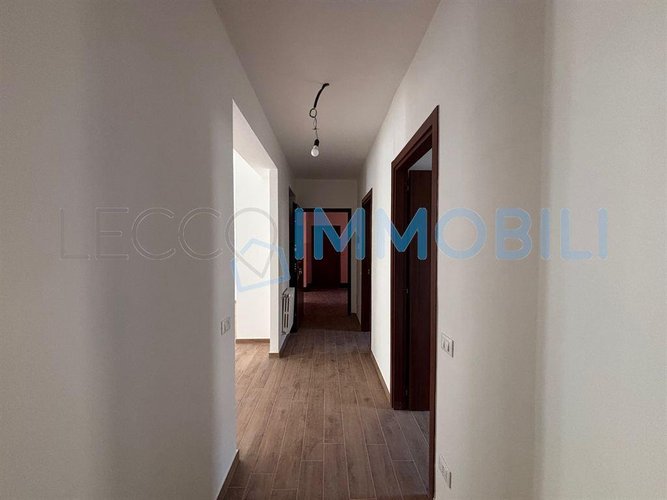 LECCO VIA PARTIGIANI - PIANO TERRA - TRILOCALE CON AMPIO TERRAZZO E POSTO AUTO SCOPERTO Lecco