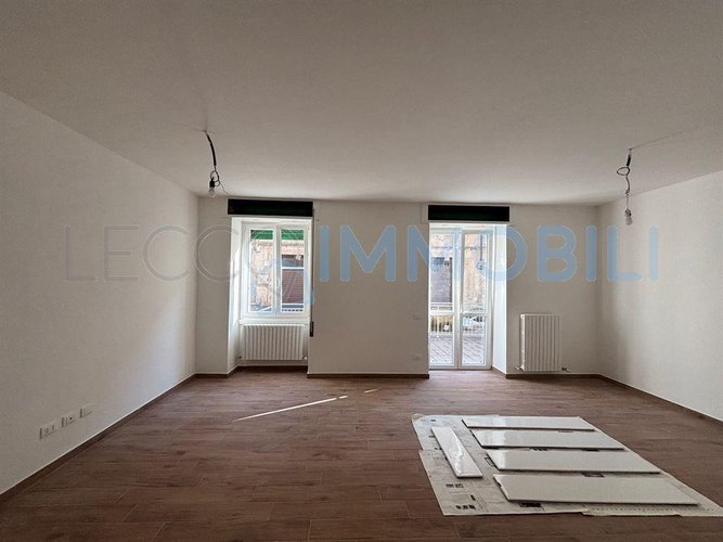 LECCO VIA PARTIGIANI - PIANO TERRA - TRILOCALE CON AMPIO TERRAZZO E POSTO AUTO SCOPERTO Lecco