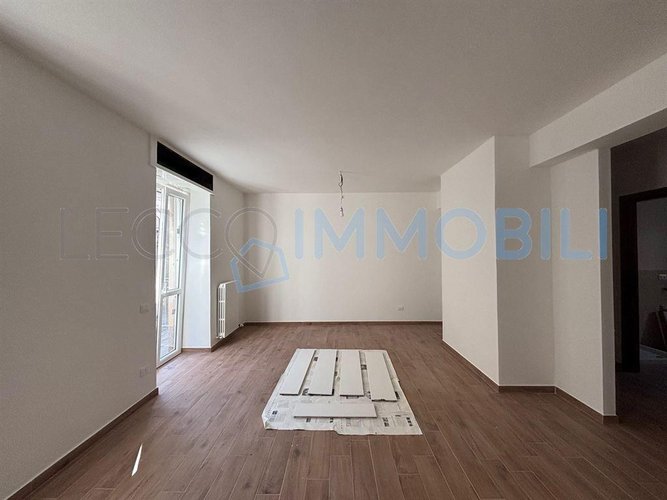 LECCO VIA PARTIGIANI - PIANO TERRA - TRILOCALE CON AMPIO TERRAZZO E POSTO AUTO SCOPERTO Lecco