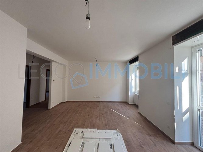 LECCO VIA PARTIGIANI - PIANO TERRA - TRILOCALE CON AMPIO TERRAZZO E POSTO AUTO SCOPERTO Lecco