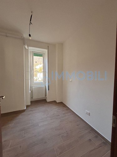 LECCO VIA PARTIGIANI - PIANO TERRA - TRILOCALE CON AMPIO TERRAZZO E POSTO AUTO SCOPERTO Lecco