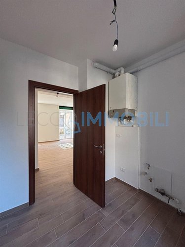 LECCO VIA PARTIGIANI - PIANO TERRA - TRILOCALE CON AMPIO TERRAZZO E POSTO AUTO SCOPERTO Lecco