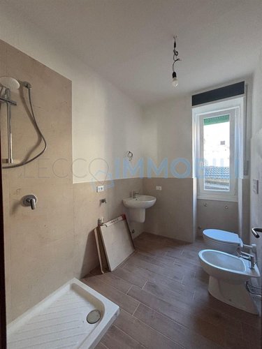 LECCO VIA PARTIGIANI - PIANO TERRA - TRILOCALE CON AMPIO TERRAZZO E POSTO AUTO SCOPERTO Lecco