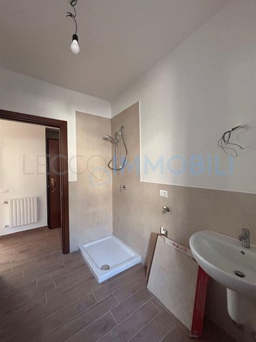 LECCO VIA PARTIGIANI - PIANO TERRA - TRILOCALE CON AMPIO TERRAZZO E POSTO AUTO SCOPERTO Lecco