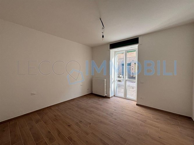 LECCO VIA PARTIGIANI - PIANO TERRA - TRILOCALE CON AMPIO TERRAZZO E POSTO AUTO SCOPERTO Lecco