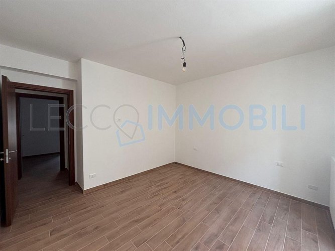 LECCO VIA PARTIGIANI - PIANO TERRA - TRILOCALE CON AMPIO TERRAZZO E POSTO AUTO SCOPERTO Lecco