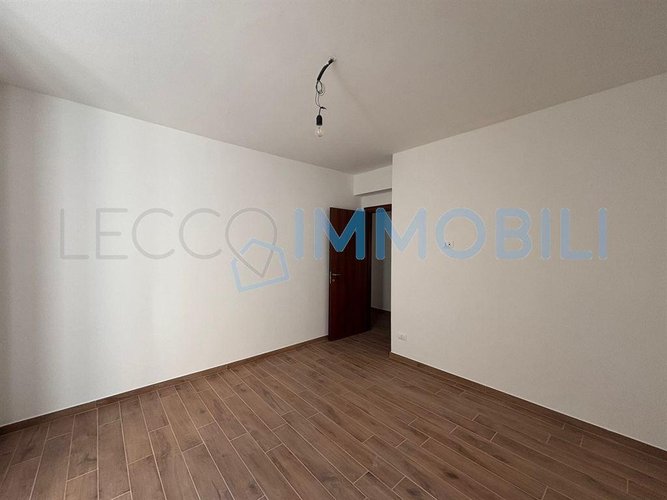 LECCO VIA PARTIGIANI - PIANO TERRA - TRILOCALE CON AMPIO TERRAZZO E POSTO AUTO SCOPERTO Lecco