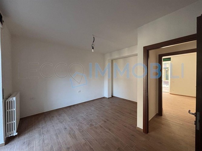 LECCO VIA PARTIGIANI - PIANO TERRA - TRILOCALE CON AMPIO TERRAZZO E POSTO AUTO SCOPERTO Lecco