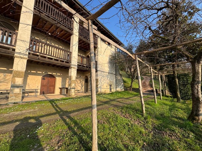 CASCINA PADRONALE SUL COLLE DELLA MADONNA DELLA CASTAGNA Bergamo