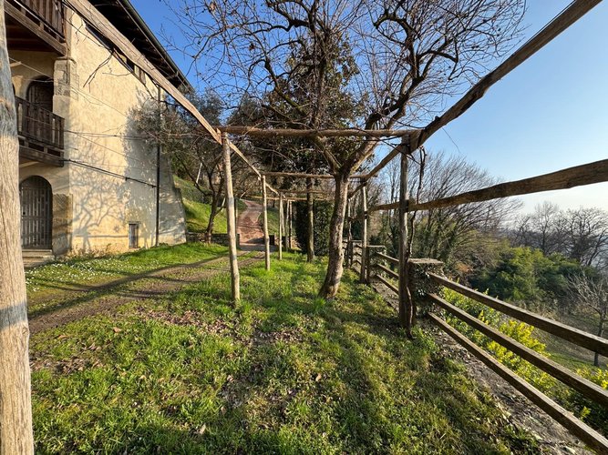 CASCINA PADRONALE SUL COLLE DELLA MADONNA DELLA CASTAGNA Bergamo