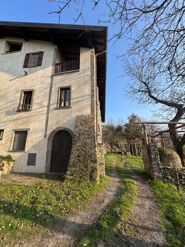 CASCINA PADRONALE SUL COLLE DELLA MADONNA DELLA CASTAGNA Bergamo
