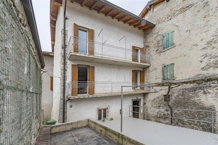 Zogno Endenna, porzione di casa ristrutturata con terrazzo e box auto Zogno