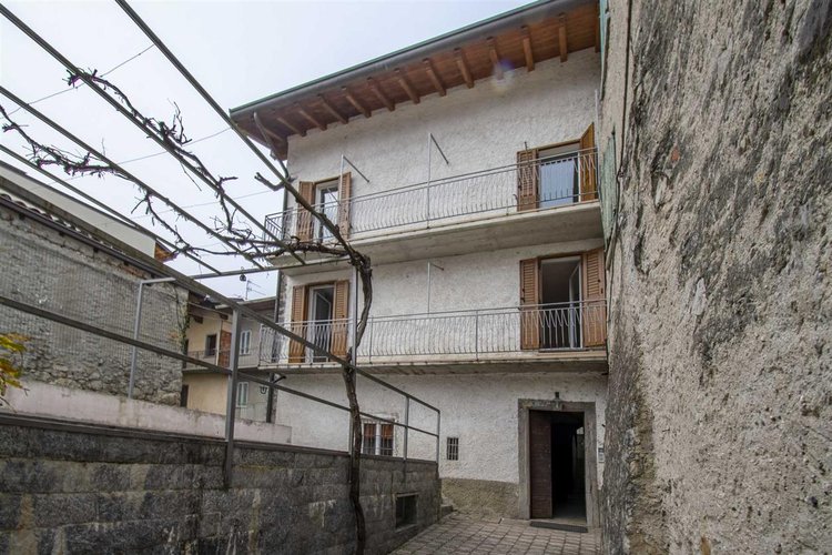 Zogno Endenna, porzione di casa ristrutturata con terrazzo e box auto