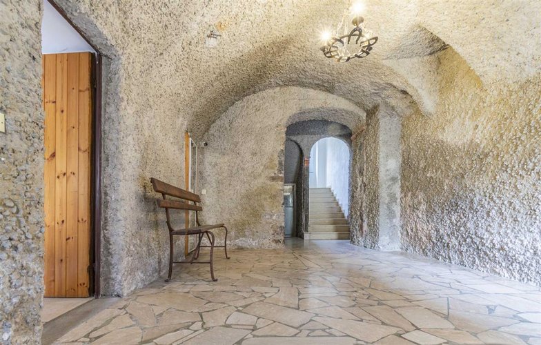 Zogno Endenna, porzione di casa ristrutturata con terrazzo e box auto Zogno