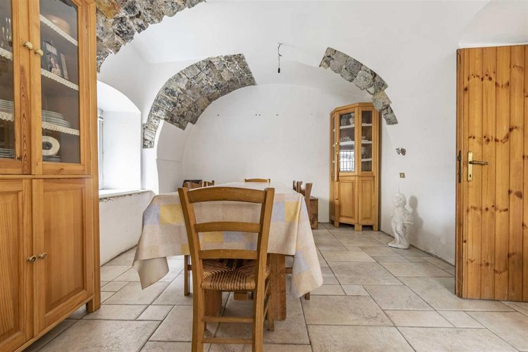 Zogno Endenna, porzione di casa ristrutturata con terrazzo e box auto Zogno