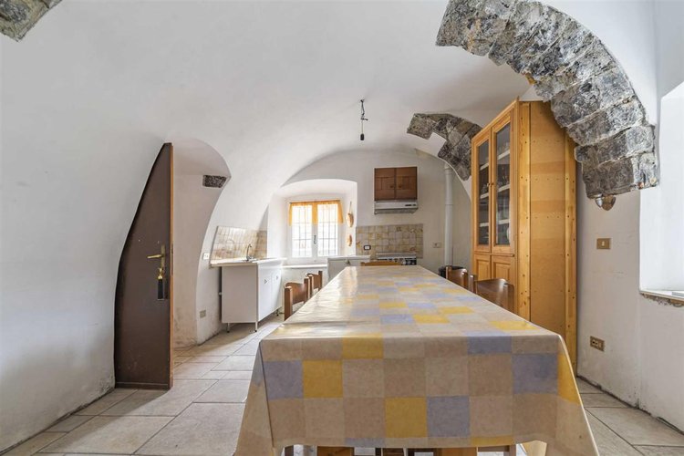 Zogno Endenna, porzione di casa ristrutturata con terrazzo e box auto Zogno