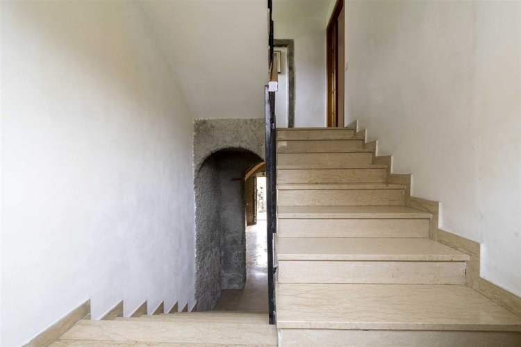 Zogno Endenna, porzione di casa ristrutturata con terrazzo e box auto Zogno