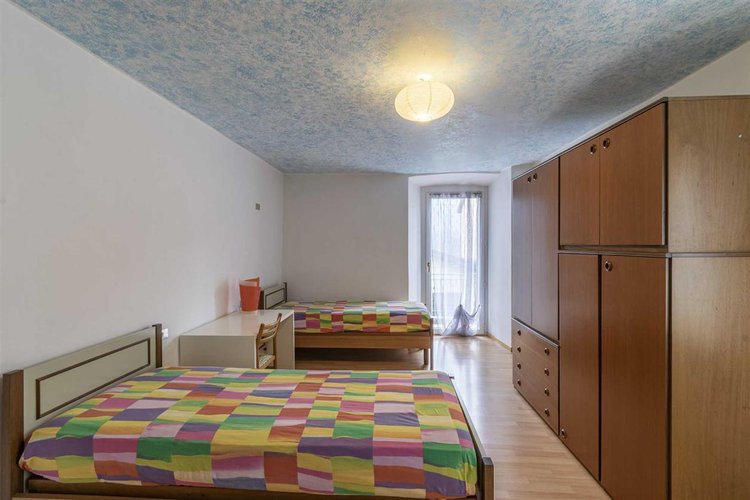 Zogno Endenna, porzione di casa ristrutturata con terrazzo e box auto Zogno