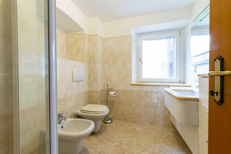 Zogno Endenna, porzione di casa ristrutturata con terrazzo e box auto Zogno