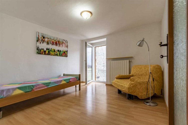 Zogno Endenna, porzione di casa ristrutturata con terrazzo e box auto Zogno