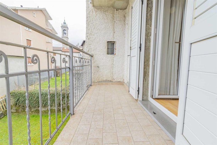 Zogno Endenna, porzione di casa ristrutturata con terrazzo e box auto Zogno