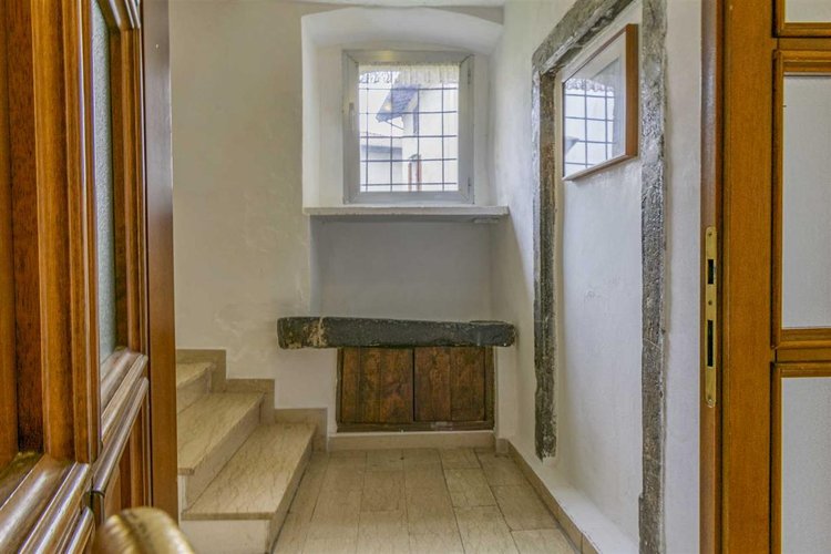 Zogno Endenna, porzione di casa ristrutturata con terrazzo e box auto Zogno