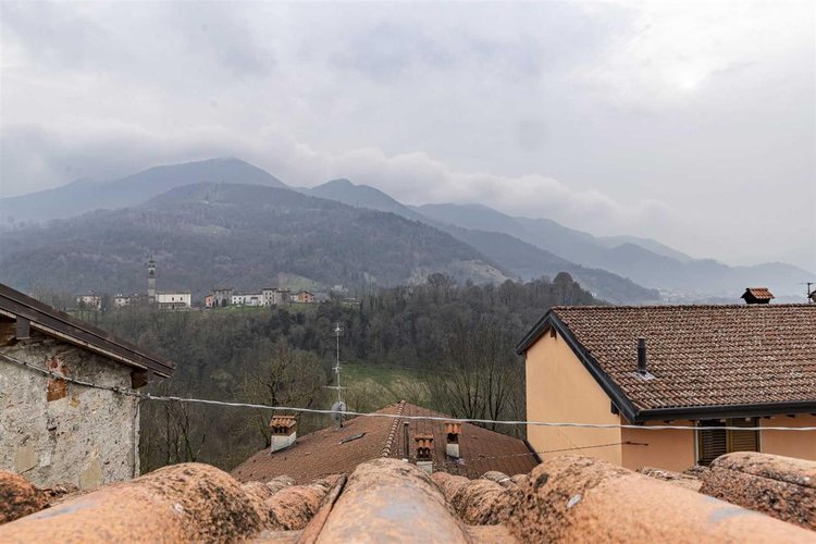 Zogno Endenna, porzione di casa ristrutturata con terrazzo e box auto Zogno