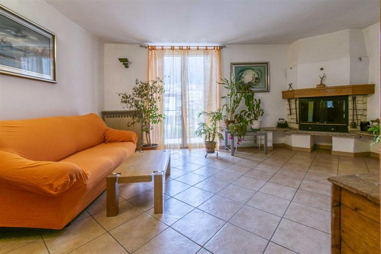 Zogno Endenna, porzione di casa ristrutturata con terrazzo e box auto Zogno