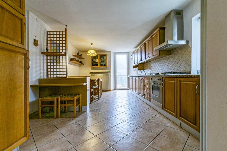 Zogno Endenna, porzione di casa ristrutturata con terrazzo e box auto Zogno