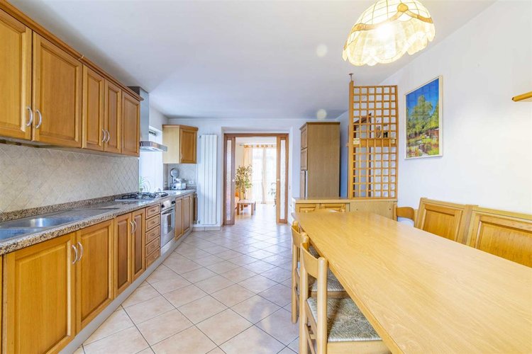 Zogno Endenna, porzione di casa ristrutturata con terrazzo e box auto Zogno