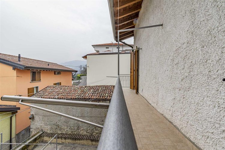 Zogno Endenna, porzione di casa ristrutturata con terrazzo e box auto Zogno