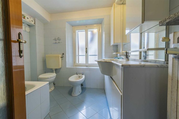 Zogno Endenna, porzione di casa ristrutturata con terrazzo e box auto Zogno