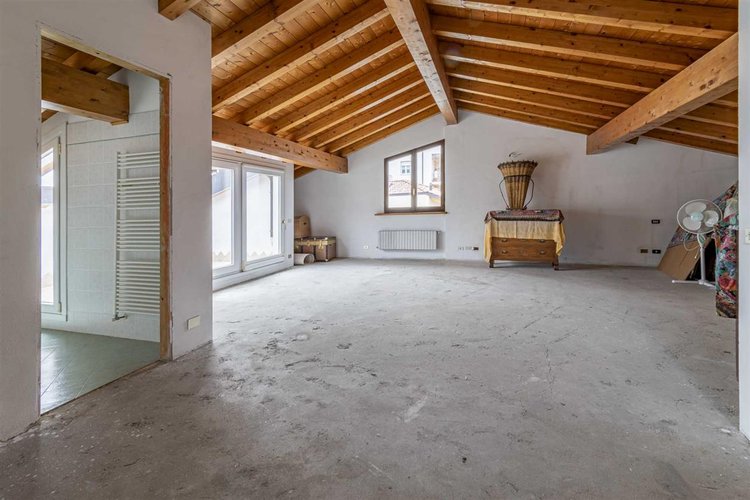 Zogno Endenna, porzione di casa ristrutturata con terrazzo e box auto Zogno