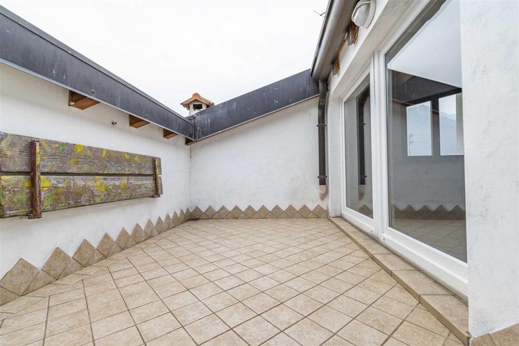 Zogno Endenna, porzione di casa ristrutturata con terrazzo e box auto Zogno