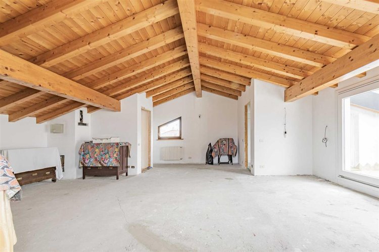 Zogno Endenna, porzione di casa ristrutturata con terrazzo e box auto Zogno