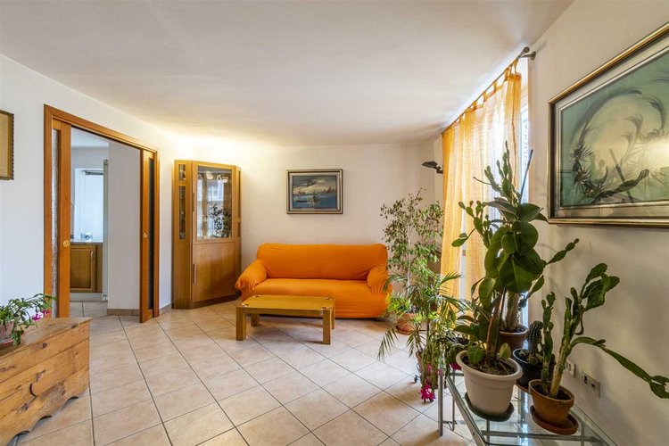 Zogno Endenna, porzione di casa ristrutturata con terrazzo e box auto Zogno