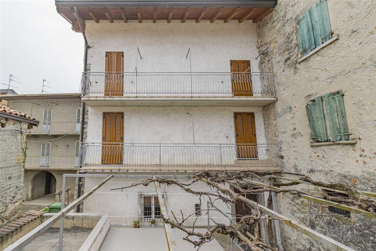 Zogno Endenna, porzione di casa ristrutturata con terrazzo e box auto Zogno