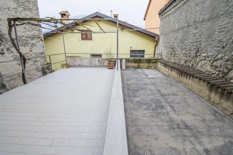 Zogno Endenna, porzione di casa ristrutturata con terrazzo e box auto Zogno
