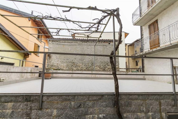 Zogno Endenna, porzione di casa ristrutturata con terrazzo e box auto Zogno