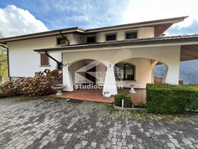 VILLA SINGOLA DI AMPIA METRATURA! Oltre il Colle