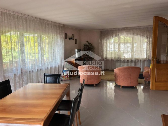 VILLA SINGOLA DI AMPIA METRATURA! Oltre il Colle