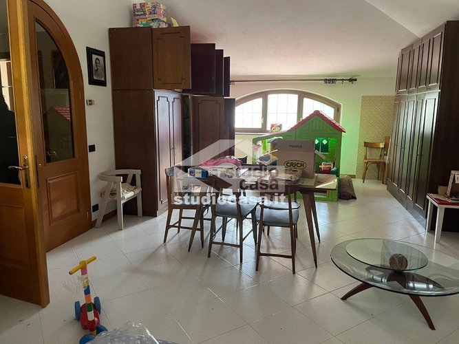 VILLA SINGOLA DI AMPIA METRATURA! Oltre il Colle