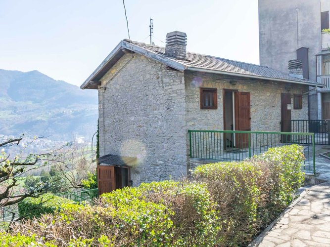 Rota Imagna, imperdibile casetta in pietra con giardino privato Rota d'Imagna