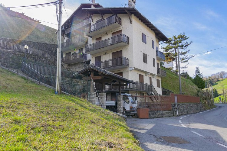 Oltre il Colle, grazioso trilocale con camino e posto auto Oltre il Colle