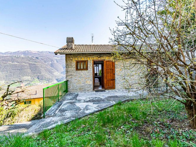 Rota Imagna, imperdibile casetta in pietra con giardino privato Rota d'Imagna