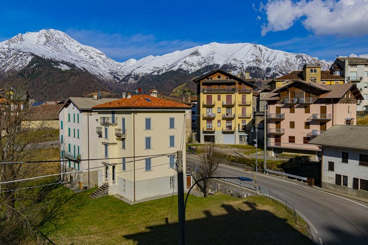 Oltre il Colle, grazioso trilocale con camino e posto auto Oltre il Colle