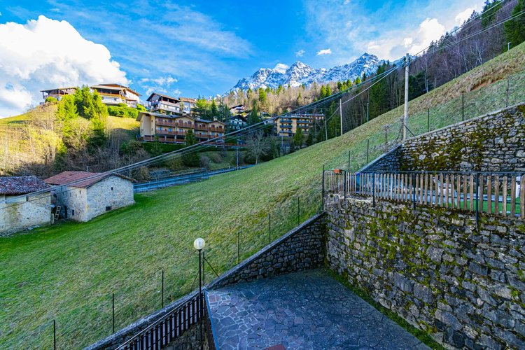 Oltre il Colle, grazioso trilocale con camino e posto auto Oltre il Colle